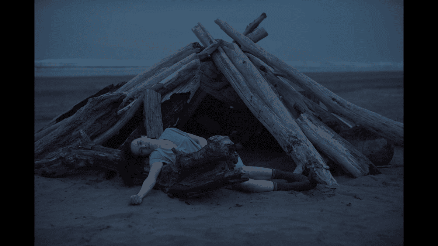 Fotograma do filme sometimes-i-think-about-dying.png